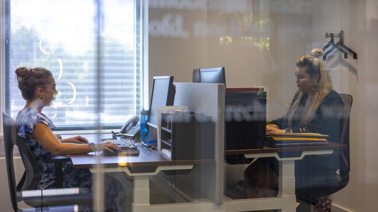 Heb je wel of geen diploma, ben je afgestudeerd of net niet, wij leiden je graag op! Lijkt het je leuk om bij ons te komen werken, neem dan contact met ons op! - Verhees Notarissen